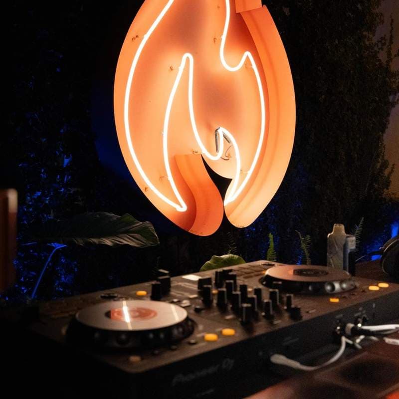 DJ